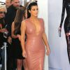 Kim Kardashian, enceinte et vêtue d'une robe en latex Atsuko Kudo, assiste au lancement des boissons Hype Energy. Nashville, le 2 juin 2015.