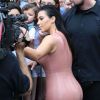 Kim Kardashian, enceinte et sexy dans une robe en latex Atsuko Kudo, assiste au lancement des boissons Hype Energy à Nashville, le 2 juin 2015.