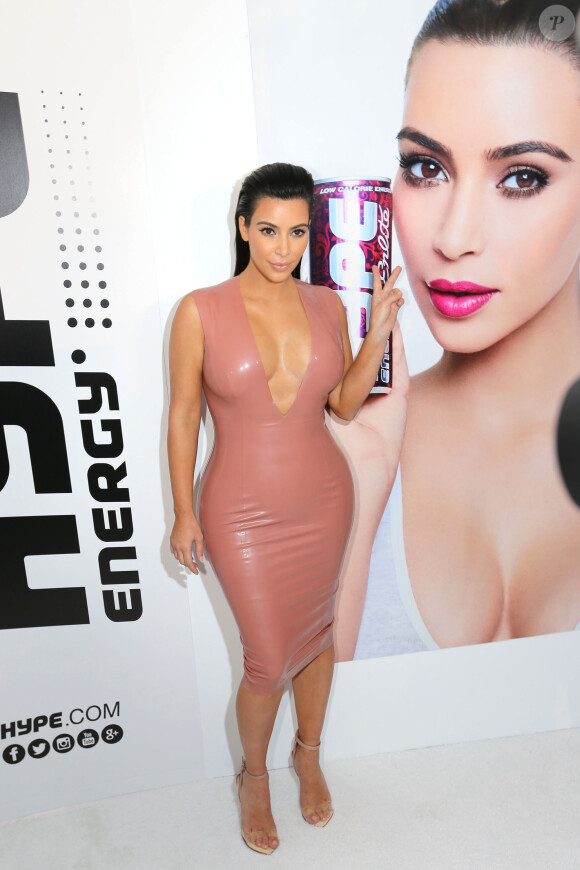 Kim Kardashian, enceinte et sexy dans une robe en latex Atsuko Kudo et des sandales Manolo Blahnik, assiste au lancement des boissons Hype Energy à Nashville, le 2 juin 2015.