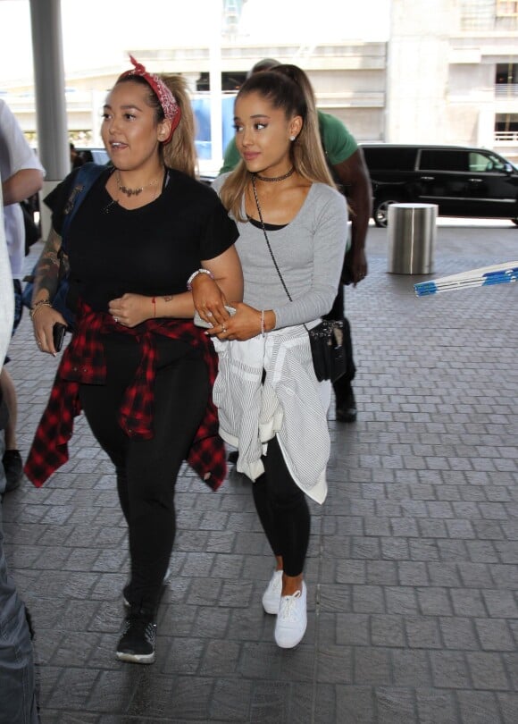 Ariana Grande à LAX, Los Angeles, le 12 mai 2015