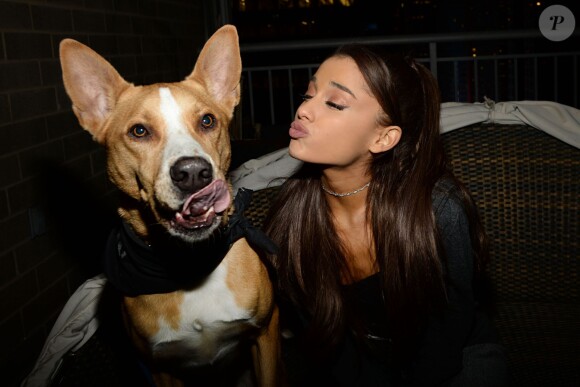 Ariana Grande s'associe à BarkBox et un refuge pour chien de Brooklyn, le 19 mars 2015 à New York