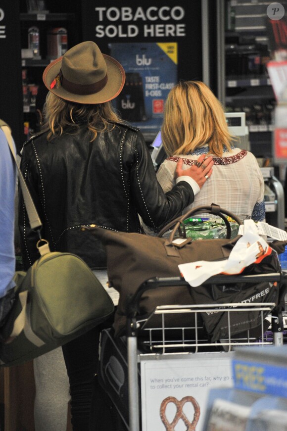Ellie Goulding et son compagnon Dougie Poynter arrivent à l'aéroport Heathrow de Londres, pour prendre un avion pour Los Angeles. Le 1er juin 2015  