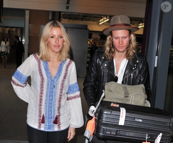 Ellie Goulding et son compagnon Dougie Poynter arrivent à l'aéroport Heathrow de Londres, pour prendre un avion pour Los Angeles. Le 1er juin 2015  
