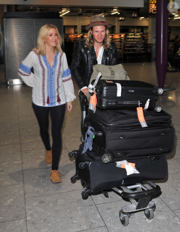 Ellie Goulding et son compagnon Dougie Poynter arrivent à l'aéroport Heathrow de Londres, pour prendre un avion pour Los Angeles. Le 1er juin 2015 