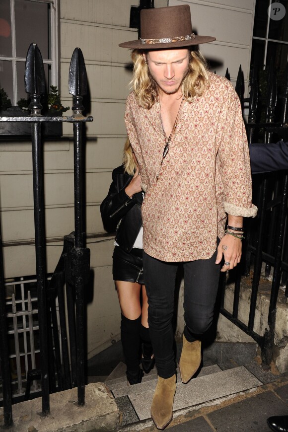 Ellie Goulding, rejointe par son compagnon Dougie Poynter, dévoile ses cuisses en sortant d'un taxi à son arrivée au club Annabel à Londres. Le 13 mai 2015 