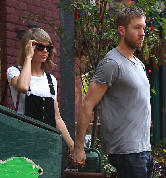 Taylor Swift et son petit-ami Calvin Harris sortent d'un restaurant à New York, le 28 mai 2015. 