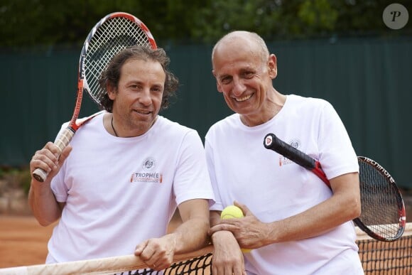 Philippe Candeloro et Jean-Michel Aphatie lors de la deuxième journée du Trophée des personnalités à Roland-Garros, le mercredi 3 juin 2015.