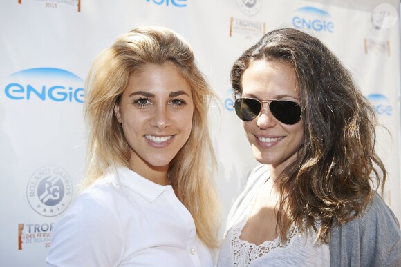 La chanteuse Joyy et Lorie, lors de la troisième journée du Trophée des personnalités à Roland-Garros, le jeudi 4 juin 2015.
