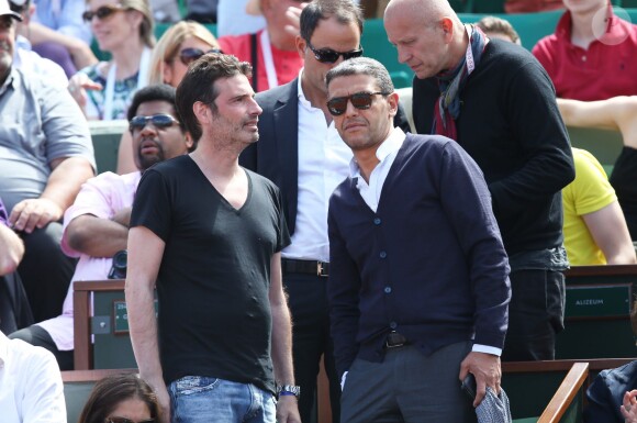 Richard Orlinski et Ramzi Khiroun (Directeur des relations extérieures Lagardère et porte parole de Lagardère SCA) assistent au quart de finale entre Novak Djokovic et Rafael Nadal dans les tribunes des Internationaux de France de tennis de Roland-Garros à Paris le 3 juin 2015.03/06/2015 - Paris