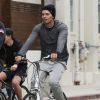Patrick Schwarzenegger, rejoint par son père Arnold, fait du vélo dans les rues de Venice avec des amis pour se rendre à son cours de gym. Le 13 mai 2015 