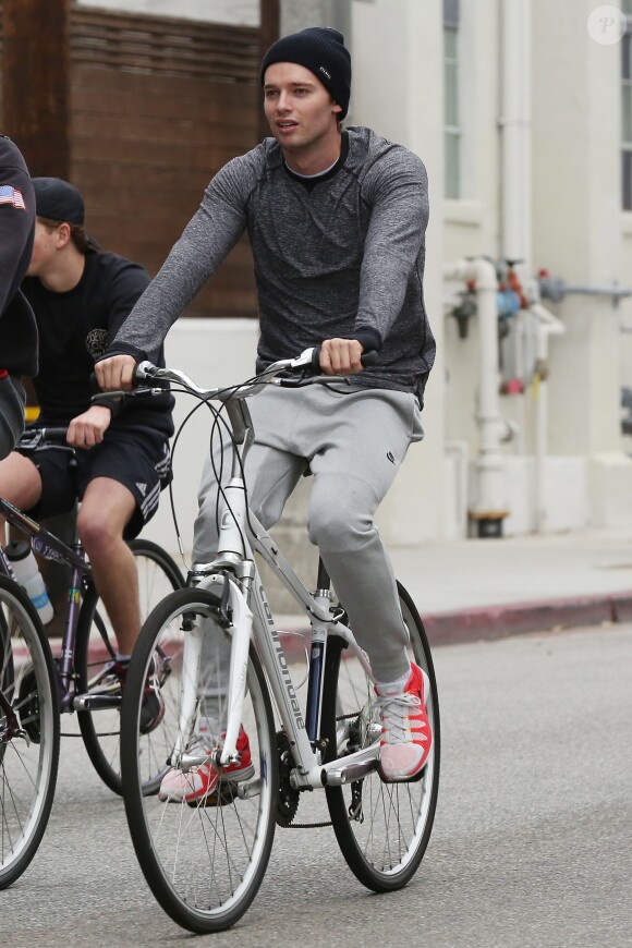 Patrick Schwarzenegger, rejoint par son père Arnold, fait du vélo dans les rues de Venice avec des amis pour se rendre à son cours de gym. Le 13 mai 2015 