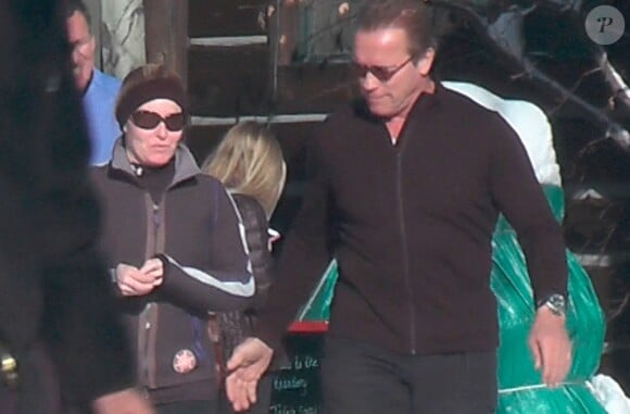 Exclusif - Arnold Schwarzenegger et sa petite-amie Heather Milligan devant leurs amis alors qu'ils sortent du restaurant Kneadery à Ketchum, le 28 décembre 2014