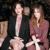 Dakota Johnson et Laura Love assistent au défilé Gucci croisière 2016 à la fondation Dia Art. New York, le 4 juin 2015.
