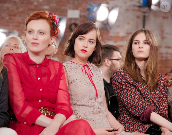 Karen Elson, Dakota Johnson et Laura Love assistent au défilé Gucci croisière 2016 à la fondation Dia Art. New York, le 4 juin 2015.