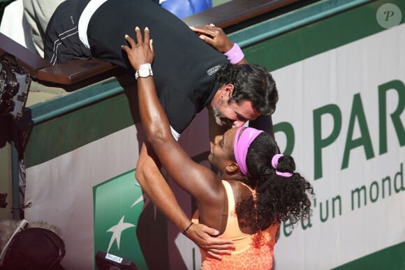 Serena Williams dans les bras de son coach Patrick Mouratoglou peu après sa victoire, en finale dames de Roland-Garros à Paris, le samedi 6 juin 2015.