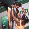 Serena Williams dans les bras de son coach et compagnon Patrick Mouratoglou peu après sa victoire, en finale dames de Roland-Garros à Paris, le samedi 6 juin 2015.