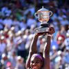Serena Williams soulève la coupe, peu après sa victoire, en finale dames de Roland-Garros à Paris, le samedi 6 juin 2015.