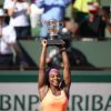 Serena Williams soulève la coupe, peu après sa victoire, en finale dames de Roland-Garros à Paris, le samedi 6 juin 2015.