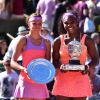Serena Williams et Lucie Safarova après leur magnifique finale dames de Roland-Garros à Paris, le samedi 6 juin 2015.
