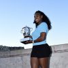 Serena Williams pose avec son trophée après la finale dames de Roland-Garros, à PAris le 6 jun 2015.