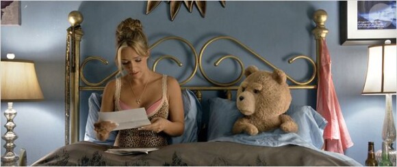 Ted (Seth MacFarlane) avec Jessica Barth dans Ted 2.