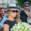 Mariah Carey arrive à son hôtel le Peninsula à Paris, le 6 juin 2015. Des fans lui ont offert un bouquet de fleurs. Mariah Carey arriving at the Peninsula Hotel in Paris, France, on June 6th 2015.06/06/2015 - Paris