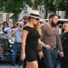 Mariah Carey arrive à son hôtel le Peninsula à Paris, le 6 juin 2015. Des fans lui ont offert un bouquet de fleurs. 