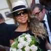 Mariah Carey arrive à son hôtel le Peninsula à Paris, le 6 juin 2015. Des fans lui ont offert un bouquet de fleurs.  