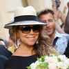 Mariah Carey arrive à son hôtel le Peninsula à Paris, le 6 juin 2015. Des fans lui ont offert un bouquet de fleurs.  