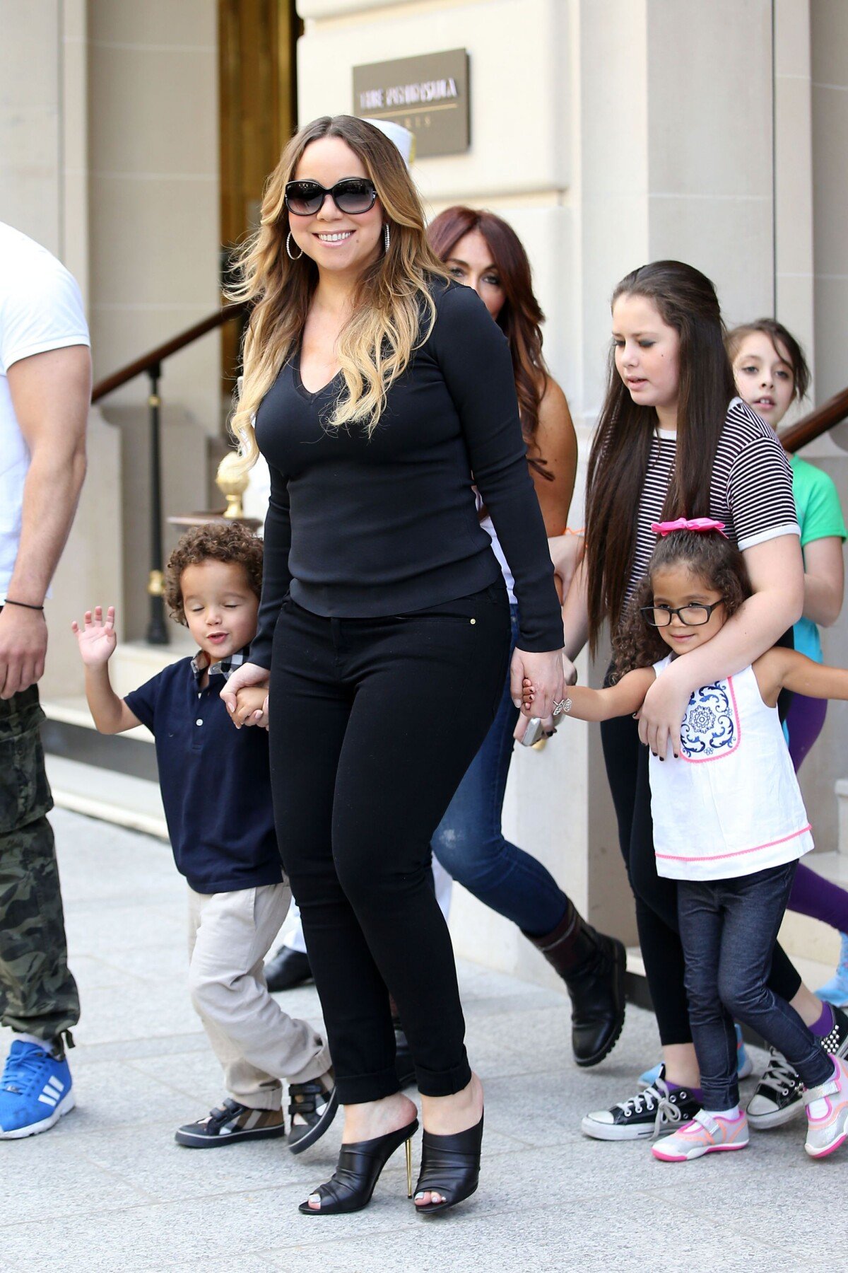 Vidéo Mariah Carey Sort De Son Hôtel Le Peninsula Avec Ses Enfants Monroe Et Moroccan Le 7 