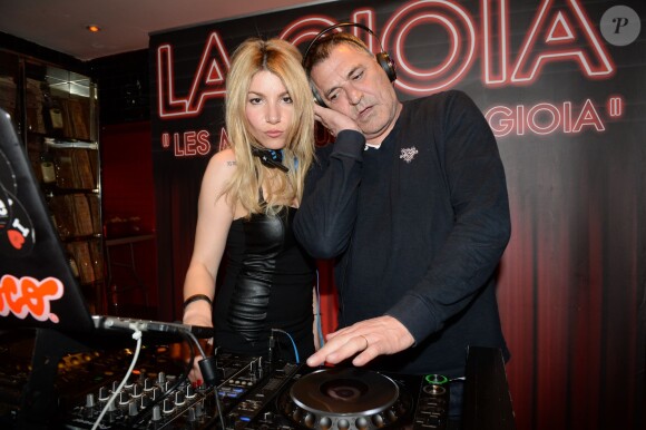 Exclusif - Jean-Marie Bigard et sa femme Lola aux platines du restaurant La Gioia lors de la soirée "Les musiques de la Gioia" à Paris le 11 mars 2015.