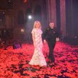 Jean-Marie Bigard et sa femme Lola lors de la célébration de ses 60 ans sur la scène du Grand Rex à Paris le 23 mai 2014.