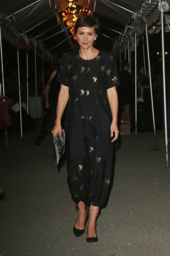 Maggie Gyllenhaal arrive à la garden-party de présentation de la collection croisière 2016 de Stella McCartney. New York, le 8 juin 2015.