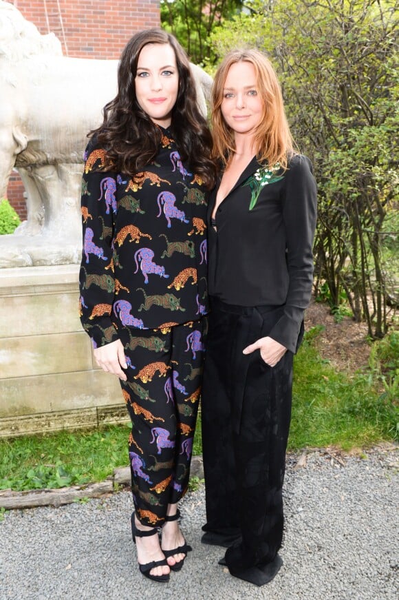 Liv Tyler et Stella McCartney assistent à la garden-party de présentation de la collection croisière 2016 de Stella McCartney au parc Elizabeth Street Garden. New York, le 8 juin 2015.