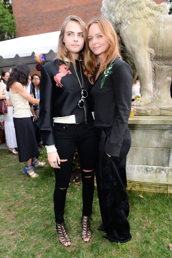 Cara Delevingne et Stella McCartney assistent à la garden-party de présentation de la collection croisière 2016 de Stella McCartney au parc Elizabeth Street Garden. New York, le 8 juin 2015.