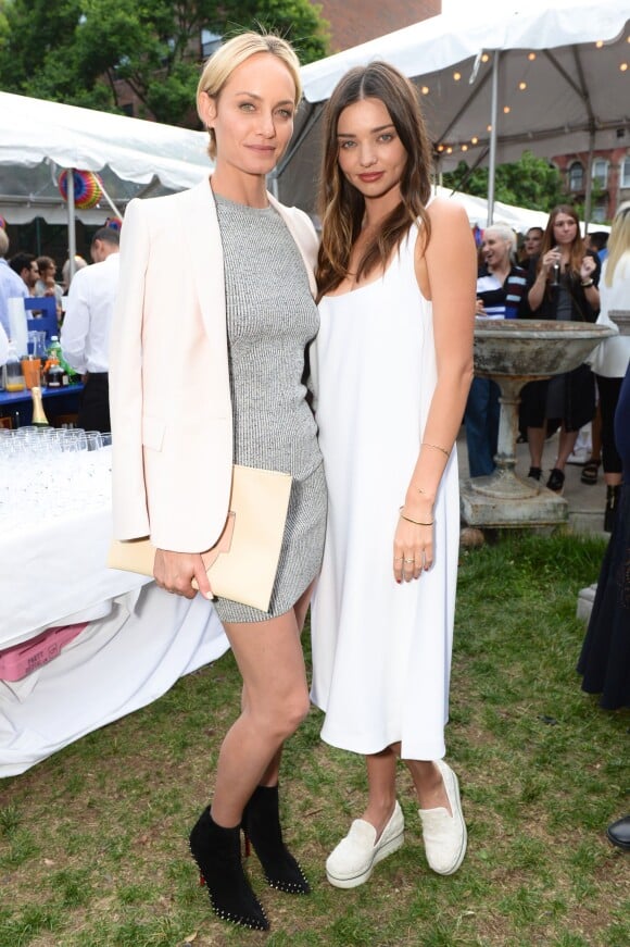 Amber Valletta et Miranda Kerr assistent à la garden-party de présentation de la collection croisière 2016 de Stella McCartney au parc Elizabeth Street Garden. New York, le 8 juin 2015.