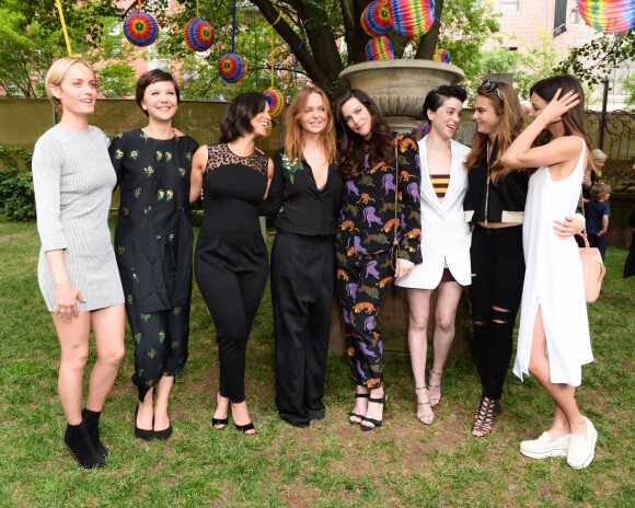 Amber Valletta, Maggie Gyllenhaal, Alicia Keys, Stella McCartney, Liv Tyler, Annie Clark, Cara Delevingne et Miranda Kerr assistent à la garden-party de présentation de la collection croisière 2016 de Stella McCartney au parc Elizabeth Street Garden. New York, le 8 juin 2015.