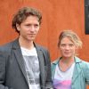 Le chanteur Raphaël et sa compagne Mélanie Thierry au village des Internationaux de France de tennis de Roland Garros à Paris le 2 juin 2014.