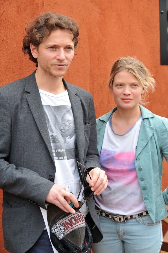 Le chanteur Raphaël et sa compagne Mélanie Thierry au village des Internationaux de France de tennis de Roland Garros à Paris le 2 juin 2014.