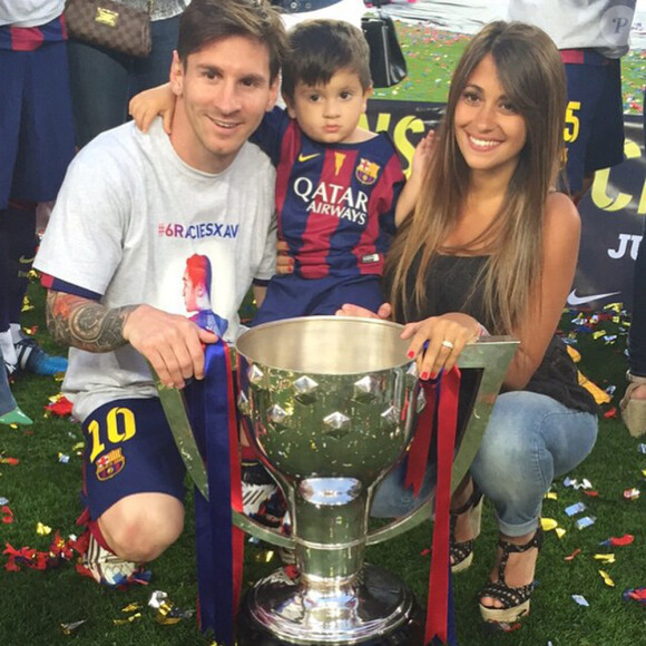 Lionel Messi avec Antonella et leur fils Thiago pour fêter le titre du Barça le 23 mai 2015 au Camp Nou. 