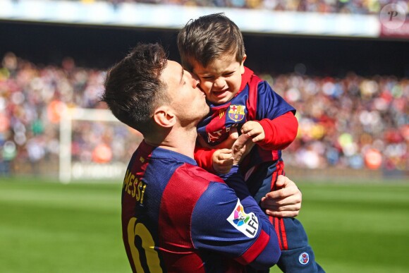 Le footballeur Lionel Messi et son fils Thiago - Les joueurs du FC Barcelone posent avec leurs enfants avant le match contre le Rayo Vallecano à Barcelone, le 8 mars 2015.