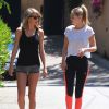 Taylor Swift et Gigi Hadid se promènent dans un parc à Los Angeles, le 10 mai 2015  