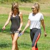 Taylor Swift et Gigi Hadid se promènent dans un parc à Los Angeles, le 10 mai 2015 