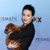 Katy Perry et un chien lors de la projection de "Katy Perry : The Prismatic World Tour" à Los Angeles, le 26 mars 2015. 