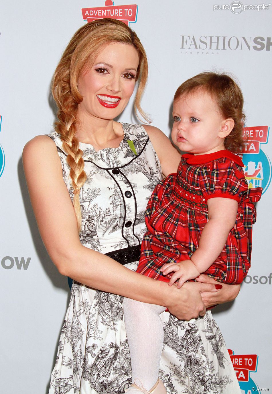 Holly Madison et sa fille Rainbow à Las Vegas, le 13 novembre 2014.