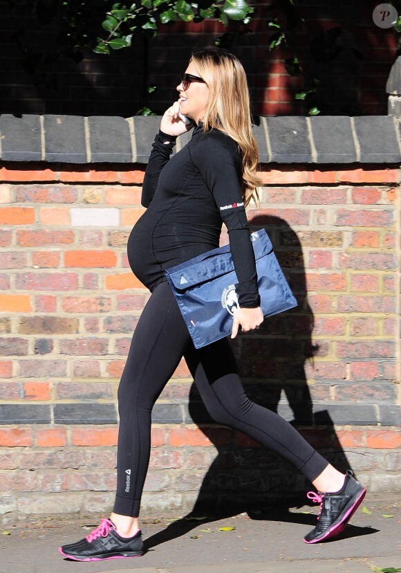 Abbey Clancy, enceinte, sur le chemin de la salle de sport à Londres, le 27 avril 2015