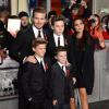 Le clan Beckham, avec Brooklyn (entre David et Victoria) et ses petits frères Romeo et Cruz à Londres le 1er décembre 2013.