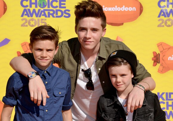 Brooklyn Beckham entouré de ses frères Romeo et Cruz lors des Nickelodeon's 28th Annual Kids Choice Awards au Forum d'Inglewood à Los Angeles, le 28 mars 2015