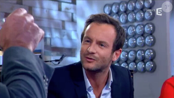 Le chroniqueur Jérémy Michalak en pleine dispute avec Laurent Baffie dans C à vous sur France 5, le jeudi 12 décembre 2013.