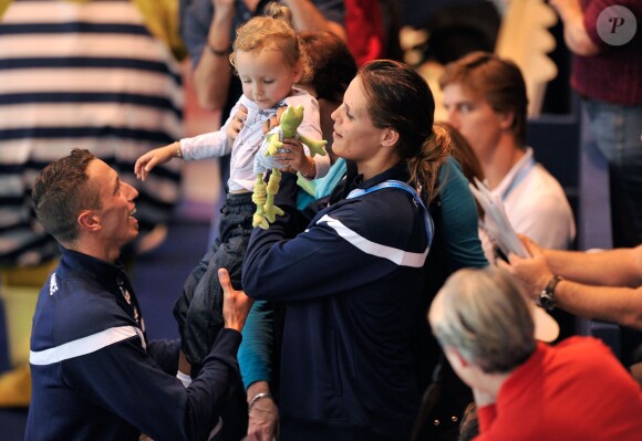 Laure Manaudou avec sa fille Manon après la victoire de son compagnon Frédérick Bousquet, vainqueur du relais masculin 4x50m 4 nages lors des Championnats d' Europe petit bassin à Chartres le 22 novembre 2012